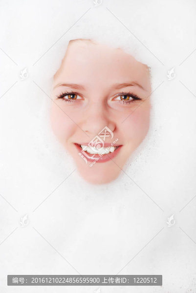 女人和白色泡沫