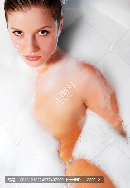 女人和白色泡沫