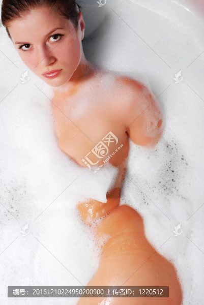 女人和白色泡沫