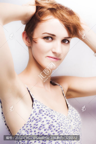 一位短毛美女的軟工作室畫(huà)像