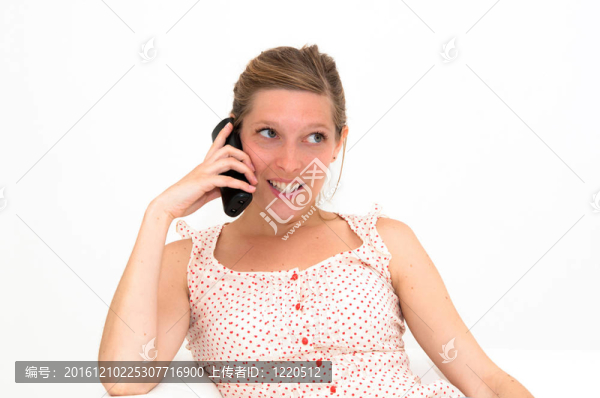 女人在白色沙發(fā)上打電話(huà)