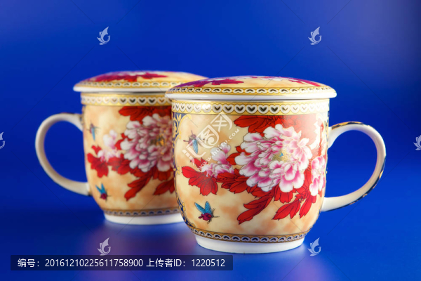 藍(lán)色背景的茶杯