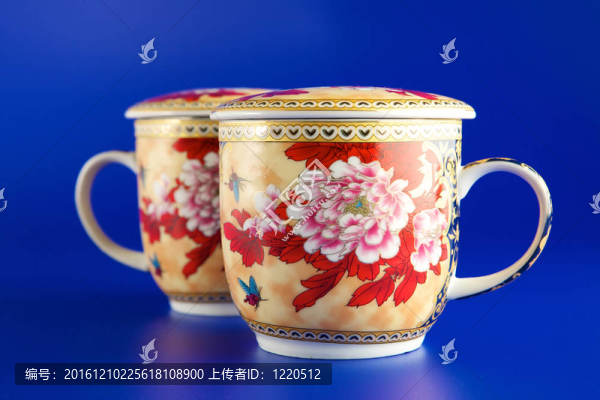 藍(lán)色背景的茶杯