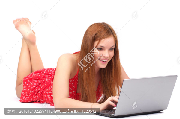 年輕女性工作與筆記本電腦
