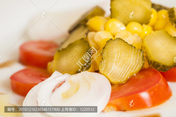 西紅柿沙拉；洋蔥；黃瓜和玉米