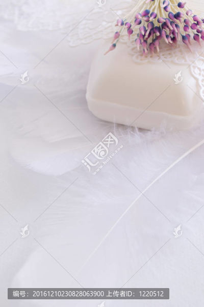 鑲嵌在羽毛里的香皂；花邊和人造花