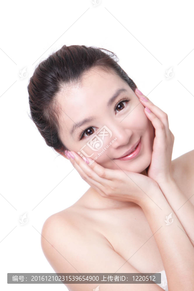 亞洲女人微笑和手觸摸她的臉