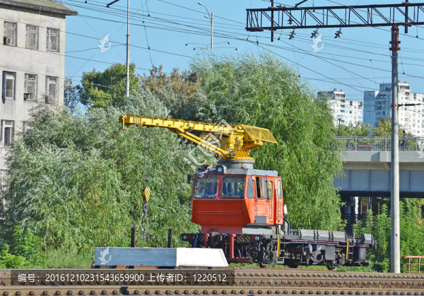 起重機(jī)軌道列車。安裝在鐵路車輛上的液壓起重機(jī)（貨運(yùn)列車）