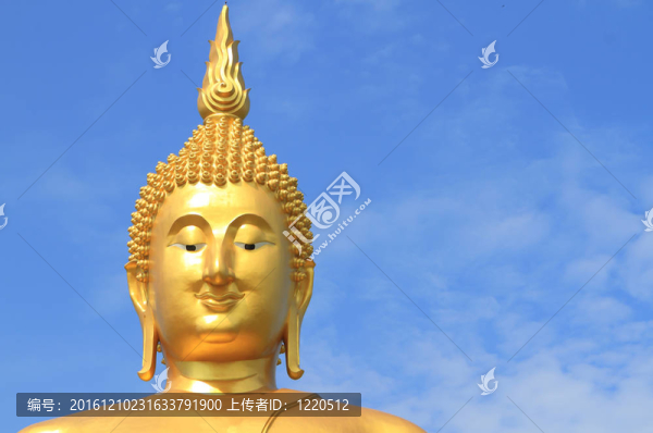 藍(lán)天背景下的大佛形象