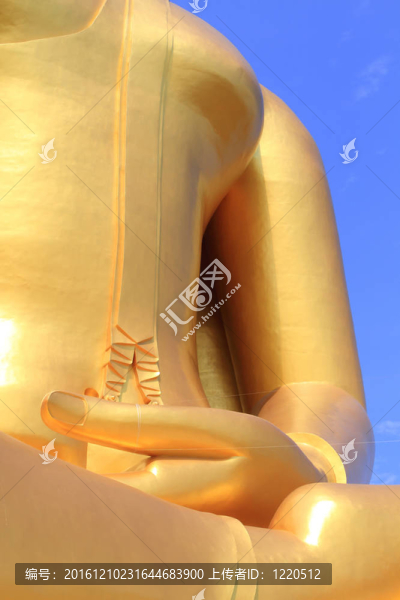 閉手黃金佛像意味著集中