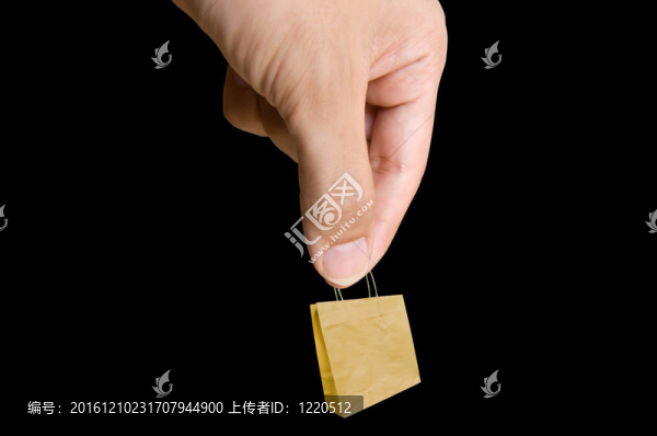 拿著棕色紙袋的人