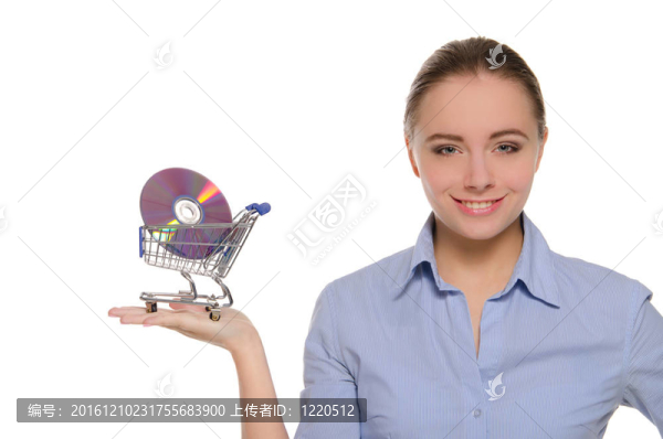 購物車用光盤的女人