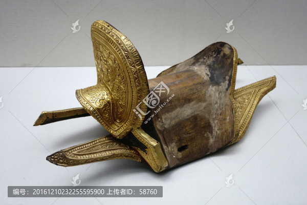 臥鹿纏枝牡丹紋金鞍飾