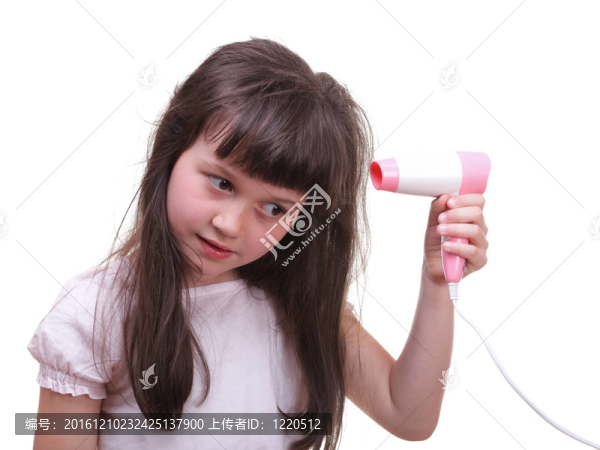 孩女吹干頭發(fā)