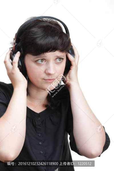 帶耳機的微笑女人