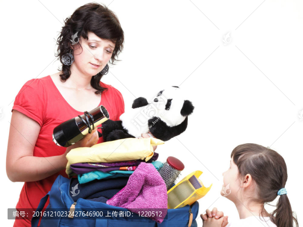女子和女兒手上塞滿了衣服和雙肩包