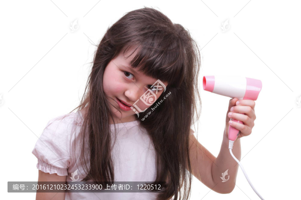 孩女吹干頭發(fā)