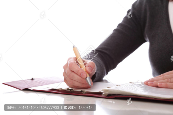 婦女在紙上用筆寫字。白色背景孤立