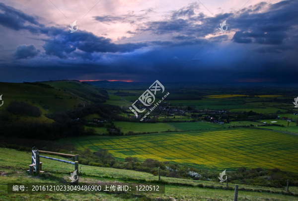 明亮的鄉(xiāng)村景觀上空的暴風(fēng)雨天空