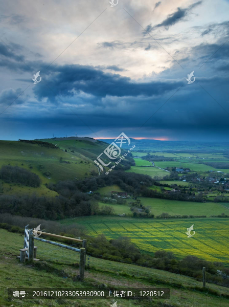 明亮的鄉(xiāng)村景觀上空的暴風(fēng)雨天空