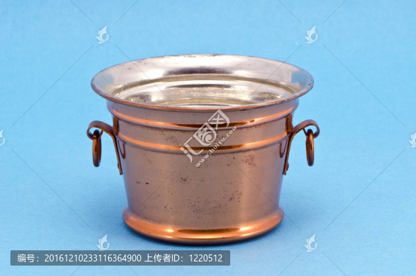 天青背景銅容器