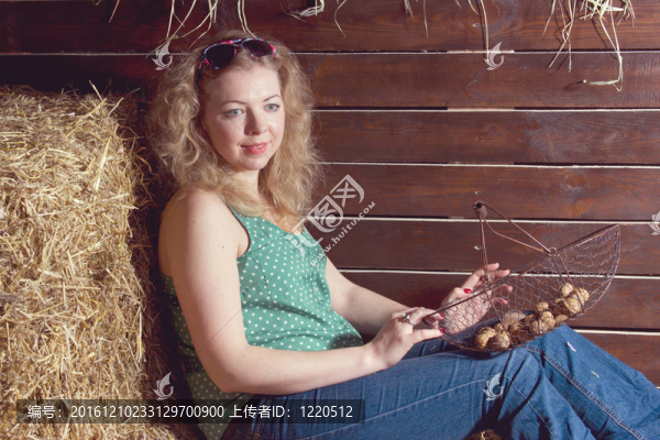 美麗的女人在干草堆里