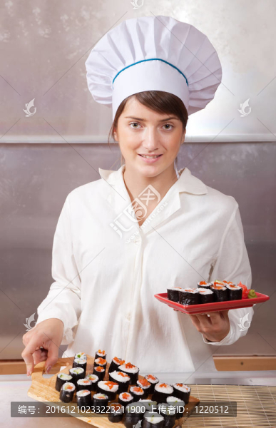 Cook女子與煮熟的壽司卷