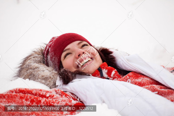 躺在雪地上的女孩