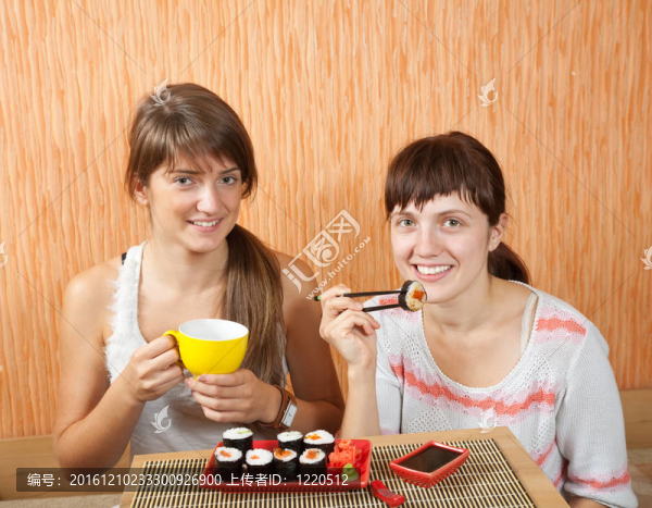 兩個女人吃壽司卷