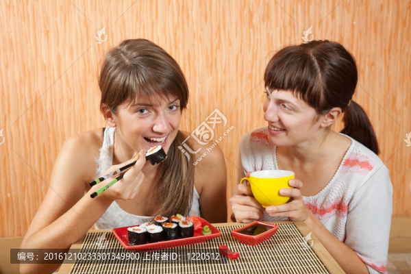 快樂女人吃壽司卷