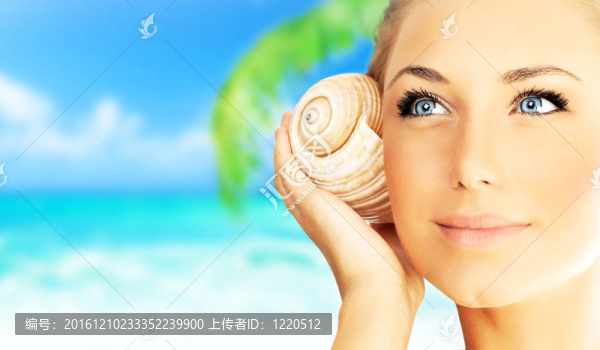 美麗的女人享受海灘
