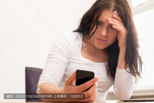 心煩意亂的女人讀短信
