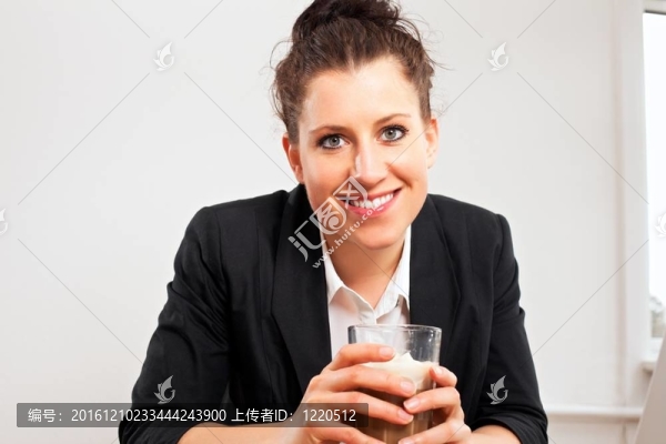 微笑的女人拿著一杯巧克力飲料