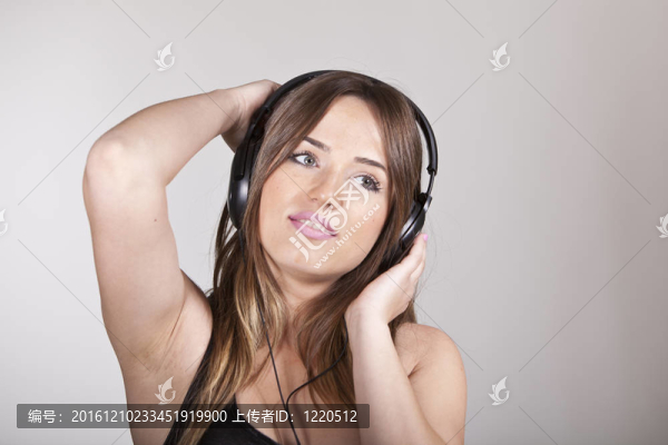 美麗快樂的年輕女子享受音樂