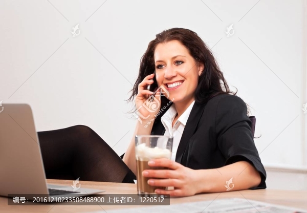 微笑的高管在電話里交談