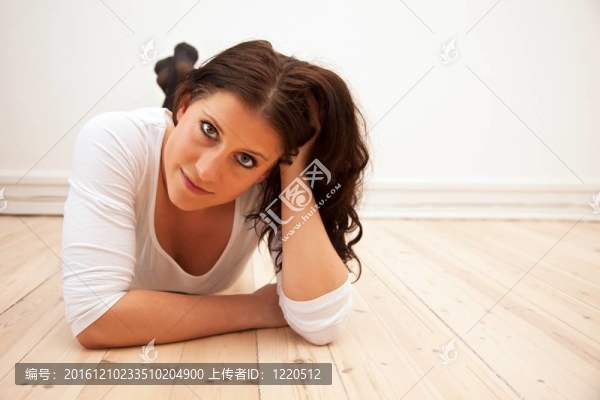 躺在家里地板上的女人