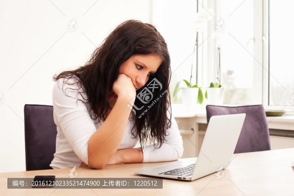 大學生使用筆記本電腦
