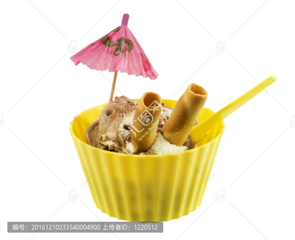 帶冰淇淋和雨傘的杯子
