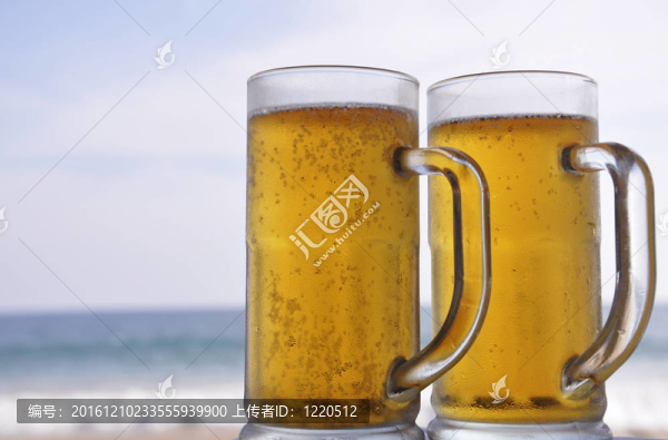海灘上的冰鎮(zhèn)啤酒