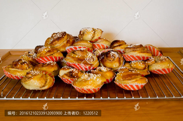 許多肉桂面包