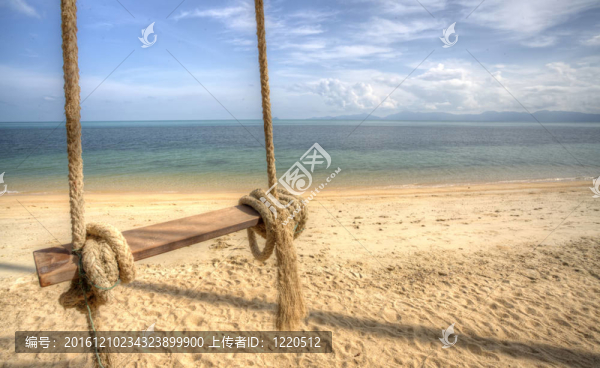 在海灘上蕩秋千