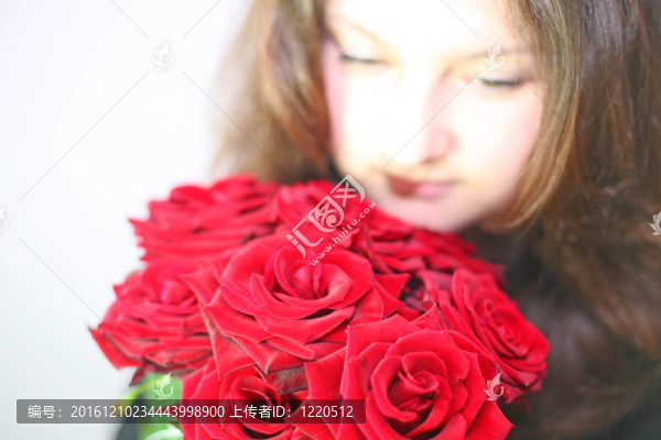 女孩看著一束玫瑰花