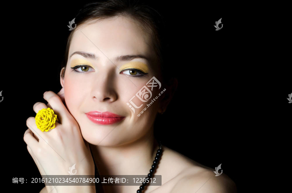 美麗的優(yōu)雅女孩與晚上化妝肖像