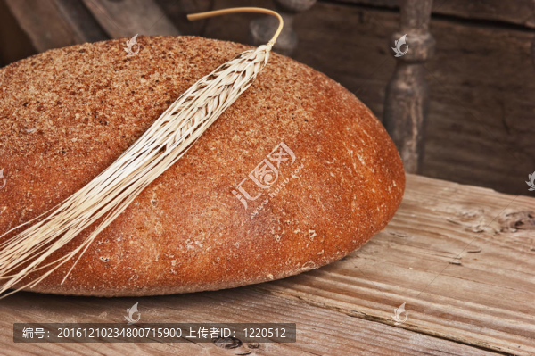 黑麥面包和木制桌子上的玉米