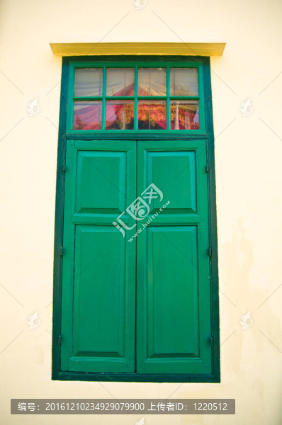 綠色木門建筑