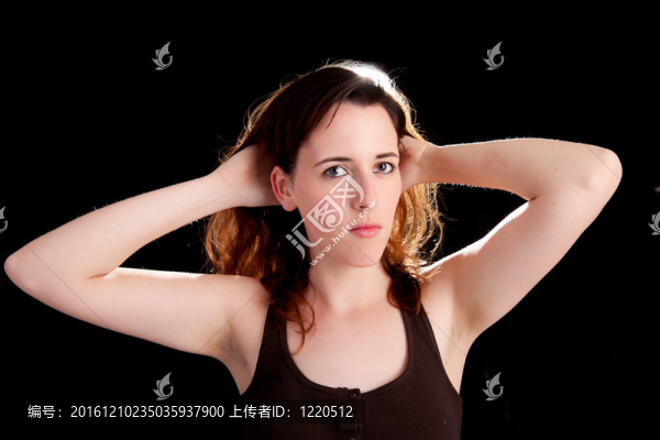 年輕漂亮的女人擺姿勢