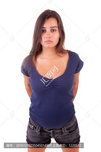年輕漂亮的女人擺姿勢