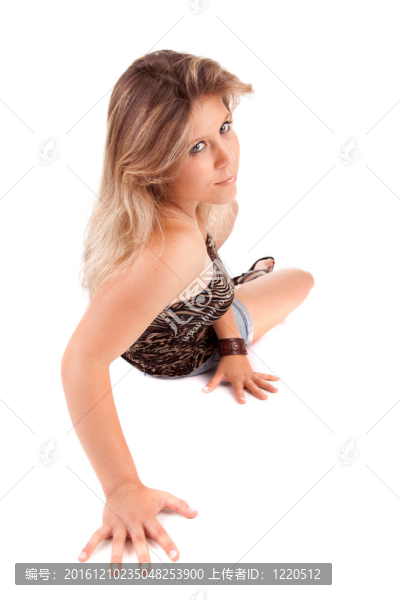 年輕漂亮的女人擺姿勢