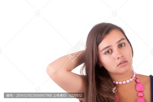 年輕漂亮的女人擺姿勢