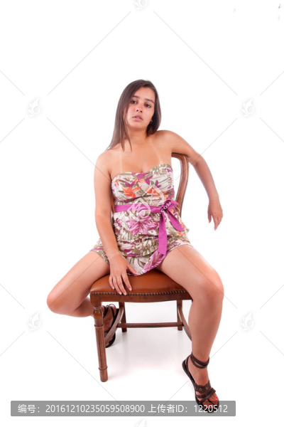 坐在椅子上的美女